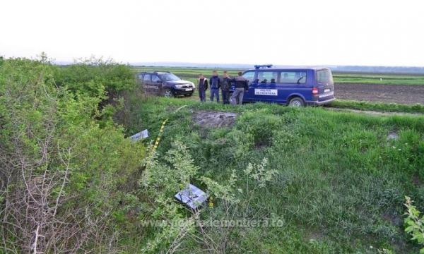 Trei MOLDOVENI prinşi când încercau să treacă Prutul cu 3.000 de pachete de ţigări! Vâsleau cu farfurii de plastic!
