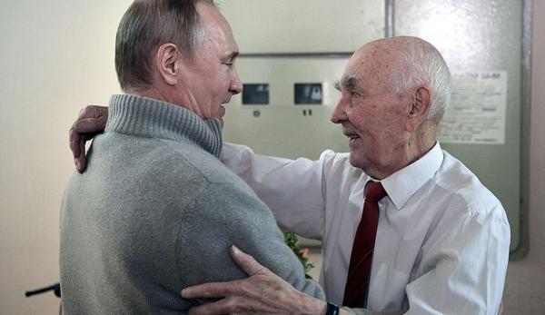 VIZITĂ SURPRIZĂ! Preşedintele Rusiei, Vladimir Putin, prezent la aniversarea unui fost şef din perioada în care lucra pentru KGB (VIDEO)
