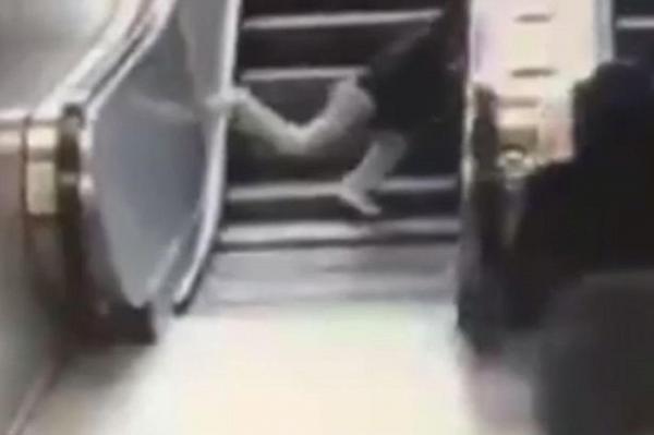 Salvare DRAMATICĂ:Un copil de 9 ani şi-a prins piciorul într-o scară rulantă. A fost eliberat de pompieri, după câteva ore VIDEO