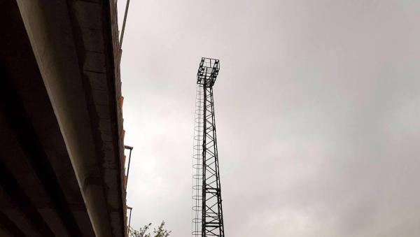 Scene HALUCINANTE la Sibiu. Un bărbat a vrut să se arunce de pe un turn de supărare, după ce angajații unui bar nu au mai vrut să îl servească și l-au dat afară