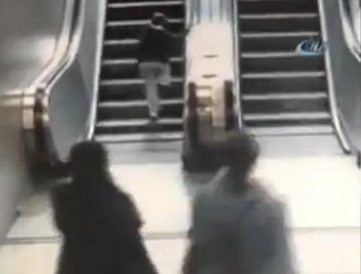 Imagini ŞOCANTE! Un copil care se juca pe scările rulante, într-un magazin, a fost la un pas să-şi piardă piciorul (VIDEO)