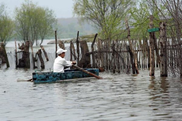 Momente tragice la Bacău! Doi soţi găsiţi morţi, după ce au fost luaţi de viitură. Apa i-a dus la 30 de kilometri depărtare
