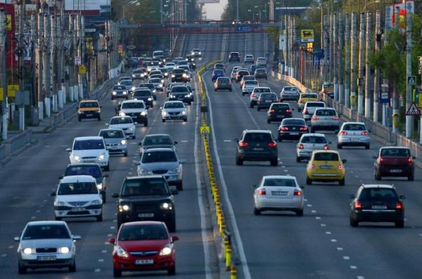 Atenţie, şoferi! Coloane de maşini pe Valea Prahovei, spre Braşov. Poliţiştii recomandă rute alternative