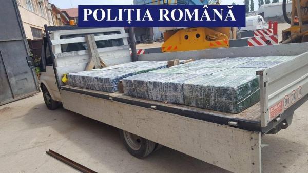 Captură inedită la Satu Mare! Sute de mii de ţigări au fost găsite printre plăci de beton dintr-o maşină de marfă (FOTO)