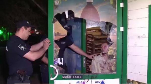 JAF ca-n filmele de comedie! A SPART un magazin din centrul oraşului, dar era ATÂT DE BEAT, încât nu a mai reuşit să fugă!