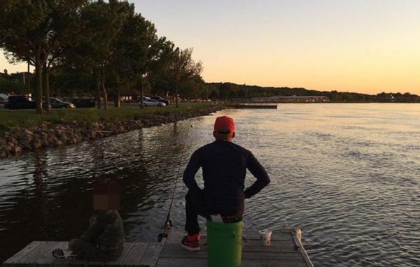 ULTIMA FOTOGRAFIE înainte de DEZASTRU! Un bărbat a fost pozat pescuind cu băiatul său, cu puţin timp înainte de a MURI, încercând să ÎI SALVEZE VIAŢA