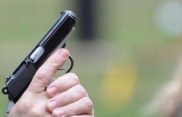 Urmărire ca în filme în Maramureş! După ce asupra lui s-au tras FOCURI DE ARMĂ, un bărbat s-a aruncat din mers dintr-un microbuz. Maşina s-a oprit într-un cap de pod