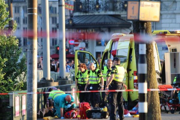O mașină a intrat în mulțime, în Amsterdam! Sunt mai multe victime