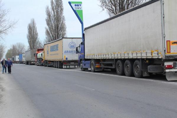 PROTEST pe şoseaua de centură din Galaţi. ZECI de şoferi au cerut amenajarea de trotuare şi asfaltarea drumului