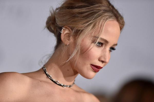 Clipe de INFARCT pentru Jennifer Lawrence! Avionul actriţei S-A DEFECTAT ÎN ZBOR. AMBELE motoare S-AU DEFECTAT