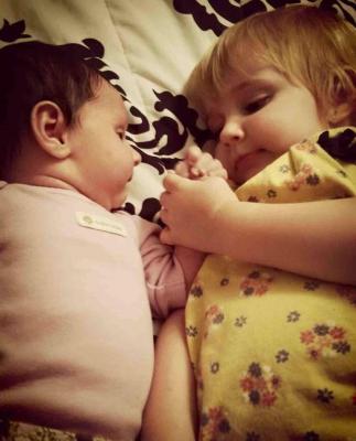 CAZ ŞOCANT! Două surori, de unu şi doi ani, AU MURIT după ce mama lor le-a lăsat în maşină timp de 15 ORE. Femeia de 19 ani s-a dus la o petrecere cu iubitul ei