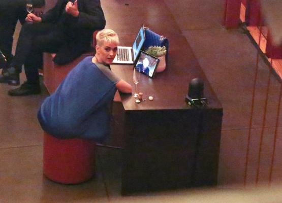 Katy Perry, mesaj-surpriză pentru rivala sa Taylor Swift. Își cere iertare, cu gând să pună capăt războiul divelor