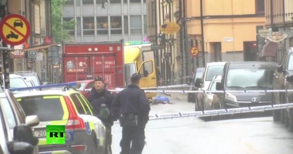 Incident grav la Stockholm! Cel puţin o victimă, după ce un camion a intrat într-un taxi. Poliţia caută cu elicopterul şoferul fugar