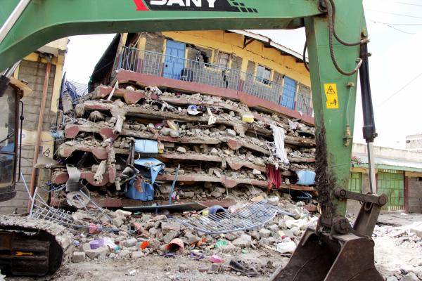 Imagini DRAMATICE! O clădire cu ŞAPTE ETAJE s-a prăbuşit, iar oamenii au fost prinşi sub dărâmături ca într-un sandviş (GALERIE FOTO)