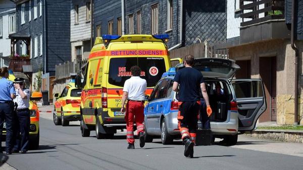 Un bărbat de 27 de ani şi-a ucis doi fii şi l-a rănit pe al treilea, în timp ce mama copiilor era internată în spital! Poliţia l-a arestat, joi