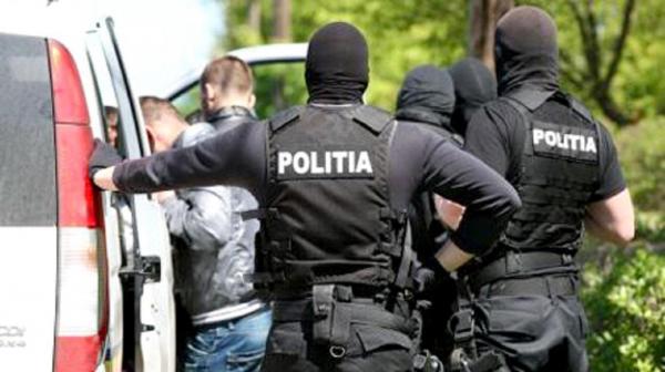 Poliţia din Botoşani a reţinut doi români căutaţi pentru FURT, în Belgia