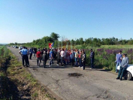 ZECI de oameni au blocat circulaţia pe un drum din Vaslui. Ei au cerut asfaltarea şoselei