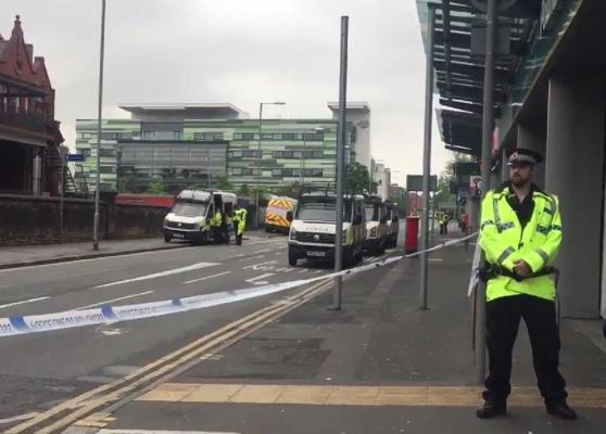 Noi alerte la Manchester. Poliţia britanică a evacuat o zonă centrală, în care a fost găsită o maşină suspectă (VIDEO)