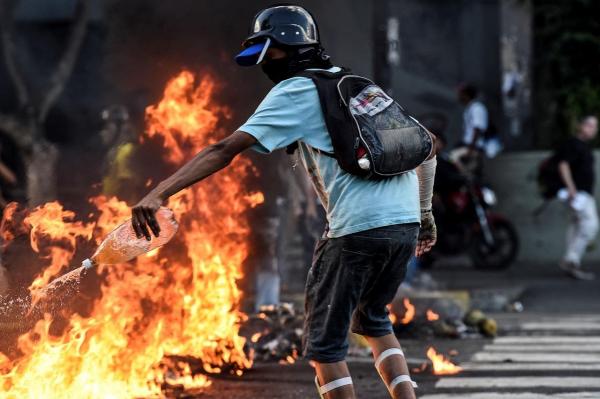 Un tânăr de 17 ani a fost împuşcat mortal în timpul protestelor din Venezuela. Alte cinci persoane au fost rănite de gloanţe