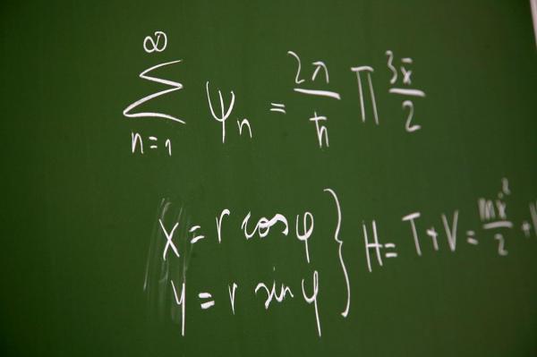 Promovare doar pe bani! Un profesor din Mureş este acuzat că cerea şpagă pentru a nu-şi lăsa elevii corigenţi