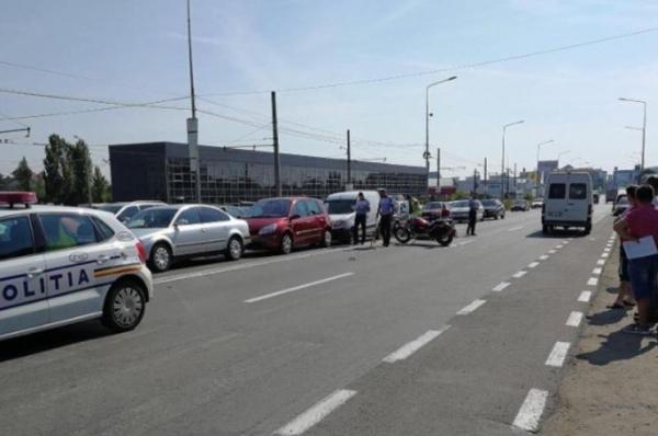 Un motociclist a zburat câţiva metri şi e în stare gravă, după un accident în lanţ, la Arad! S-a izbit de o maşină care circula în coloană