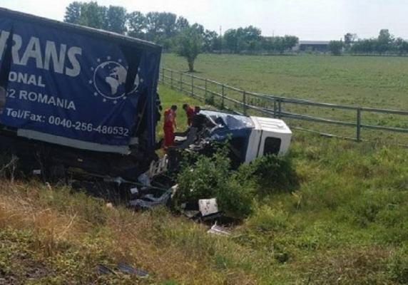 ACCIDENT CUMPLIT în urmă cu puţin timp: Un TIR a fost IZBIT DIN PLIN de un tren care venea din Timișoara la Oradea (FOTO)