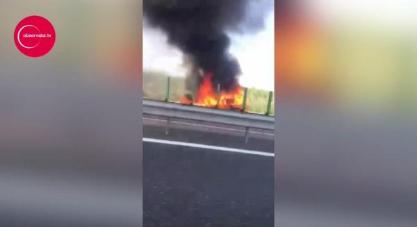 Traficul spre mare, pe A2, a fost blocat! Coadă de peste 3 kilometri, după ce o maşină a luat foc pe A2! VIDEO
