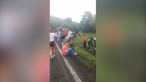 VIDEO DRAMATIC: imagini filmate imediat după accidentul de autocar din Braşov. Scene de HAOS!