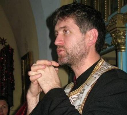După ce a fost înregistrat făcând avansuri unui adolescent, pe preotul Cristian Pomohaci îl aşteaptă pedeapsa maximă a bisericii!