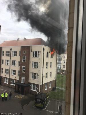 INCENDIU URIAȘ la o clădire de locuințe din Londra! 50 de pompieri au fost mobilizați