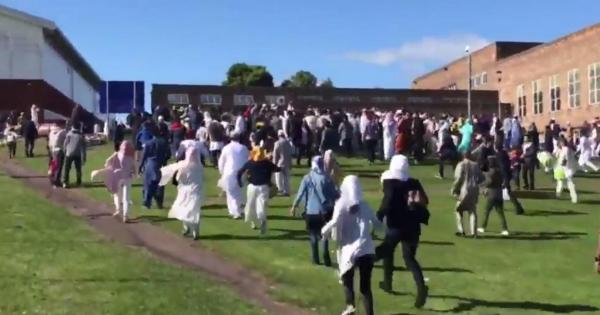 O maşină a intrat în mulţime, la Newcastle, în Anglia, lângă o moschee. VIDEO