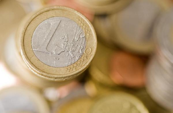 CURS VALUTAR. Leul a pierdut teren în raport cu Euro. Moneda europeană a ajuns la 4,5733 lei