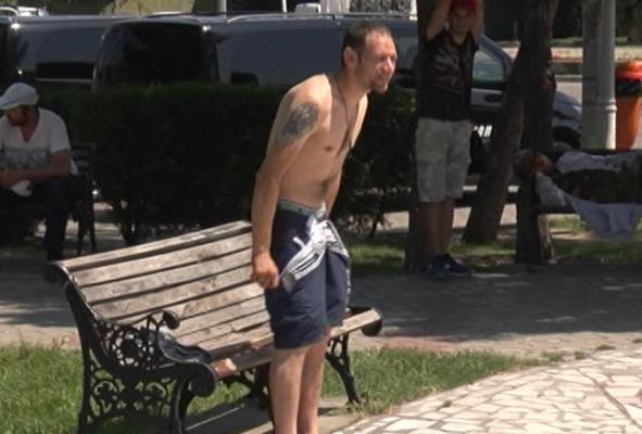 VIDEO Un gălăţean s-a dezbrăcat ziua-n amiaza mare în chiloţi, în centrul oraşului, ca să scape de caniculă