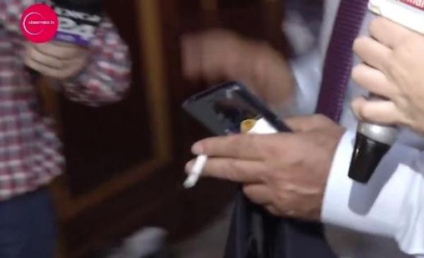 Deşi este INTERZIS, deputatul PSD Nicolae Bădălău FUMEAZĂ în Parlament, fără vreo reţinere (VIDEO)