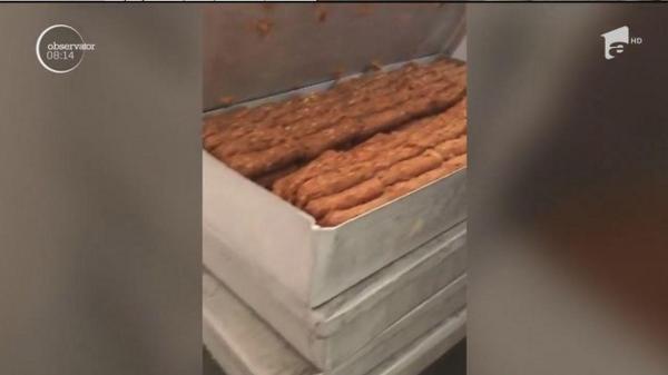 LOVITURĂ GREA pentru restaurantul “Cuptorul cu plăcinte” din Satul de Vacanţă, după ce inspectorii au găsit carne cu muşte şi muştar în cutii de vopsea