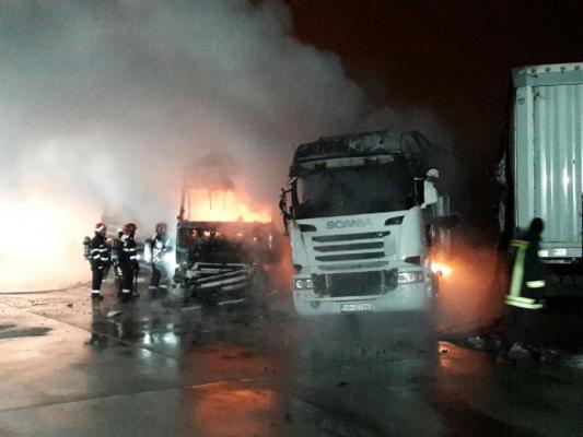 TIR încărcat cu sucuri, în flăcări! Trafic îngreunat pe autostrada Sibiu - Orăştie