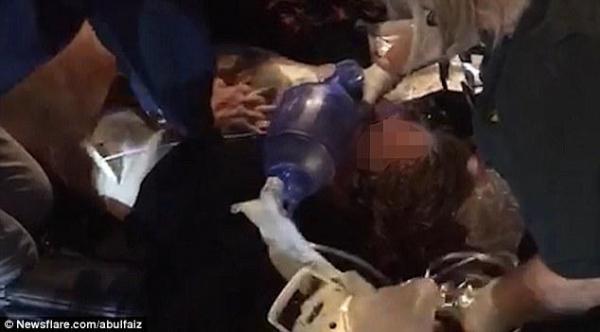 IMAGINI SFÂȘIETOARE: o femeie își imploră iubitul înjunghiat de teroriștii din Londra SĂ NU MOARĂ. ”Rămâi cu mine, te rog! Te iubesc!”