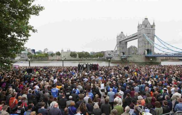 MOMENTE EMOŢIONANTE la Londra: Mii de oameni s-au adunat lângă London Bridge pentru a comemora victimele atacurilor teroriste