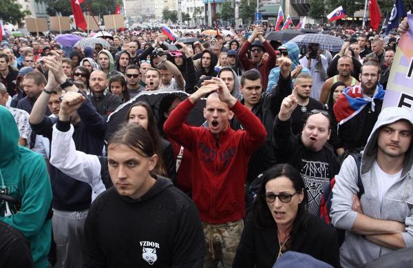 Manifestaţii de AMPLOARE în Slovacia. Mii de oameni protestează faţă de corupţie şi cer demisia ministrului de interene