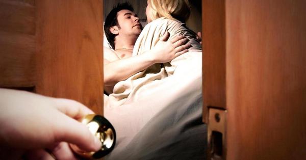 SOŢIE INFIDELĂ, prinsă în fapt! AMANTUL a rămas "captiv", chiar în timp ce se bucurau de momentele FIERBINŢI! Ce s-a întâmplat după, depăşeste orice închipuire