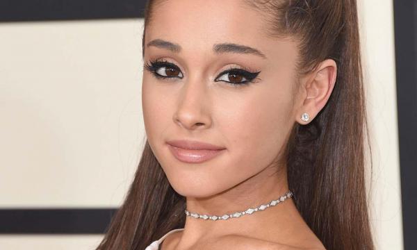 Emoţionant! Ariana Grande şi membrii echipei sale s-au TATUAT în memoria victimelor de pe Manchester Arena (VIDEO)