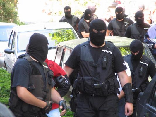 O ARMATĂ de poliţişti, jandarmi şi mascaţi pun în aplicare, ACUM, 43 de mandate de percheziţie şi 35 de mandate de aducere, în Bucureşti, Ilfov şi Giurgiu