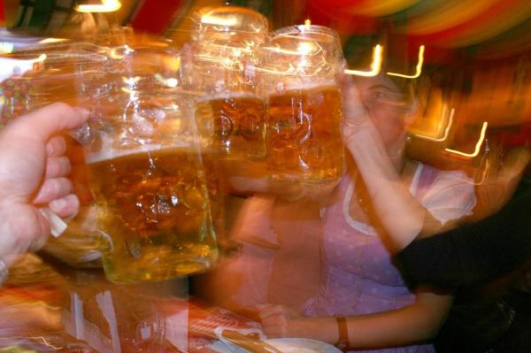 Îţi place BEREA? Află ce se întâmplă dacă bei zilnic o sticlă de 500 ml