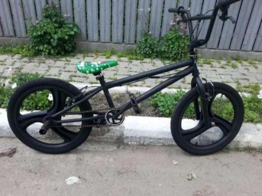 Doi copii se plimbau cu bicicletele printre blocuri, la Câmpina, când au făcut descoperirea! S-au dus direct la Poliţie