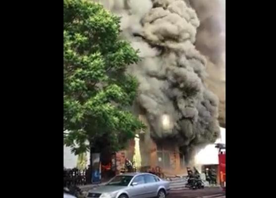 Incendiu puternic la un restaurant de la parterul unui bloc din Tg Mureş. Locatarii au fost evacuaţi