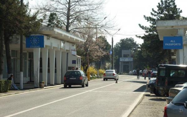 Beat, cu permisul suspendat şi cu pasageri în maşină, un constănţean de 22 de ani a forţat frontiera la Vama Veche şi a fost prins abia în Bulgaria