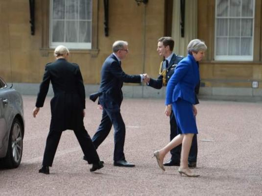 Regina i-a dat Theresei May mandat pentru a forma un nou guvern! Discuţiile pentru Brexit vor începe peste 10 zile