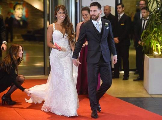 NUNTA ANULUI în fotbal! Leo Messi s-a căsătorit cu iubita lui din copilărie, Antonela Roccuzzo, în prezenţa a 260 de invitaţi. Sute de gărzi de corp au asigurat securitatea (FOTO, VIDEO)