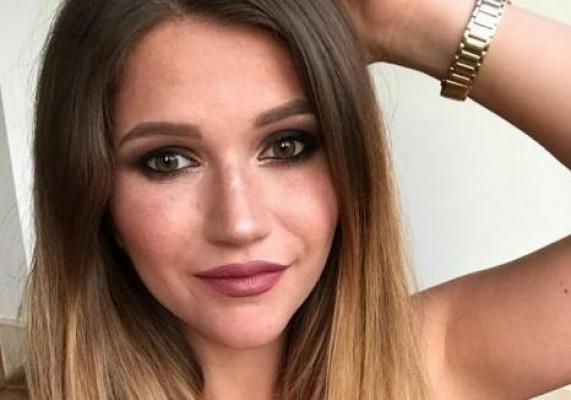 INEXPLICABIL! O studentă la medicină din Oradea s-a făcut praf pe trotuar, după ce s-a aruncat de la etajul 4!