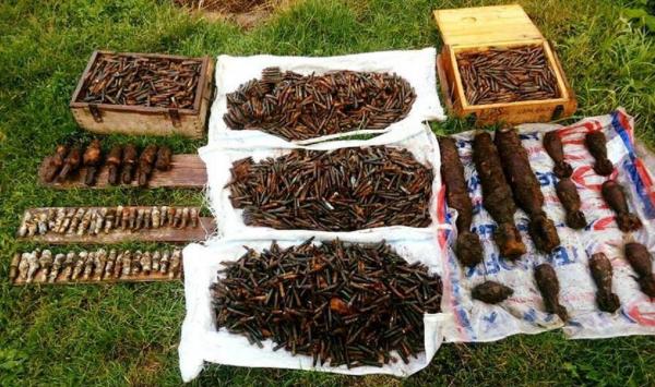 Descoperire uluitoare în curtea unui localnic: Pirotehniştii au recuperat mii de cartuşe şi bombe de aruncător